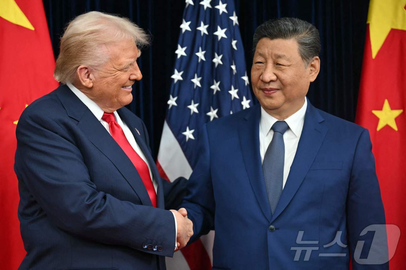 (부산 AFP=뉴스1) 최종일 선임기자 = 도널드 트럼프 미국 대통령과 시진핑 중국 국가주석이 30일 부산 김해공군기지 나래마루에서 정상회담에 앞서 악수하고 있다. 2025.10. …