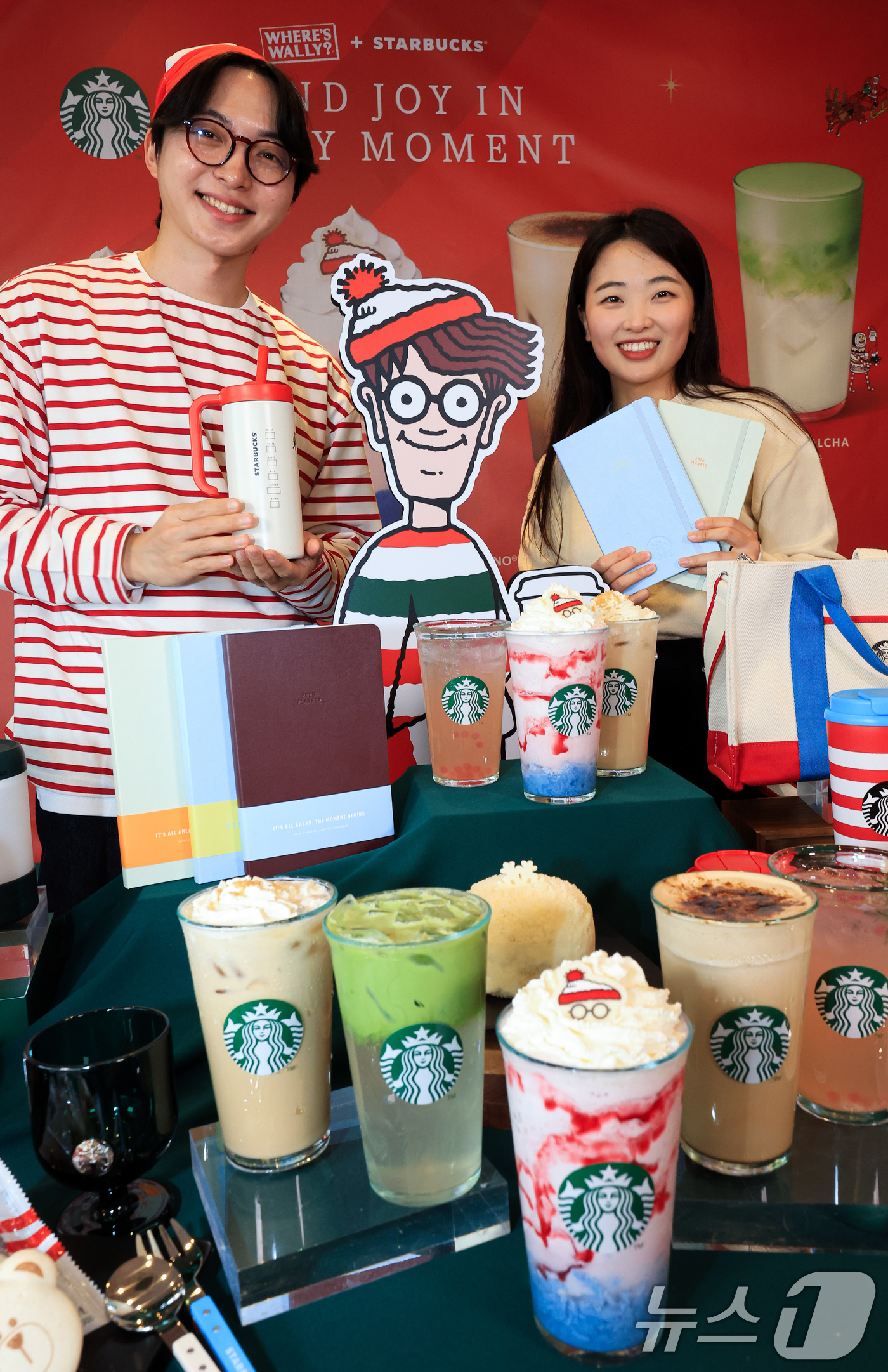 (서울=뉴스1) 이호윤 기자 = 30일 서울 용산구 스타벅스 아카데미 센터에서 모델들이 스타벅스 겨울 프로모션 음료와 제품를 소개하고 있다. 스타벅스 코리아는 '월리를 찾아라'와의 …