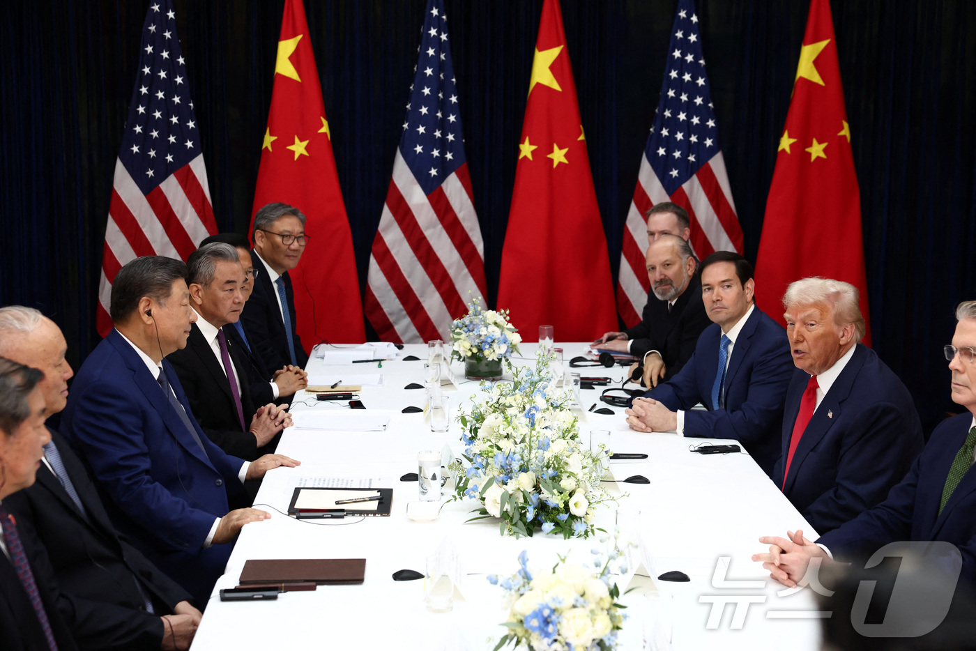 (로이터=뉴스1) 송원영 기자 = 도널드 트럼프 미국 대통령(왼쪽)과 시진핑 중국 국가주석이 30일 부산 김해국제공항 옆 김해공군기지에서 정상회담을 하고 있다. ⓒ 로이터=뉴스1