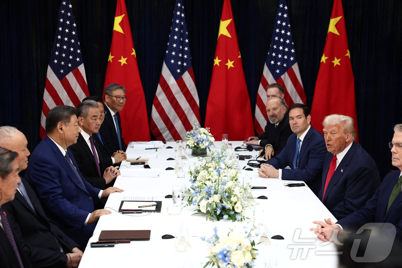 본문 이미지 - 도널드 트럼프 미국 대통령&#40;왼쪽&#41;과 시진핑 중국 국가주석이 30일 부산 김해국제공항 옆 김해공군기지에서 정상회담을 하고 있다. ⓒ 로이터=뉴스1 ⓒ News1 송원영 기자