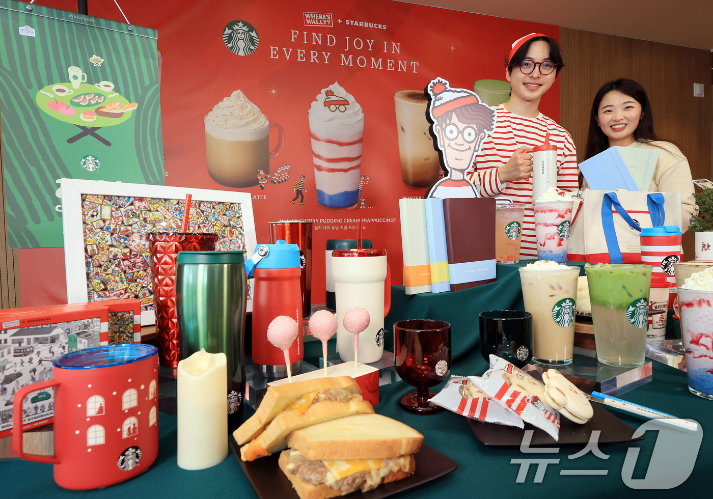 (서울=뉴스1) 이호윤 기자 = 30일 서울 용산구 스타벅스 아카데미 센터에서 모델들이 스타벅스 겨울 프로모션 음료와 제품를 소개하고 있다. 스타벅스 코리아는 '월리를 찾아라'와의 …
