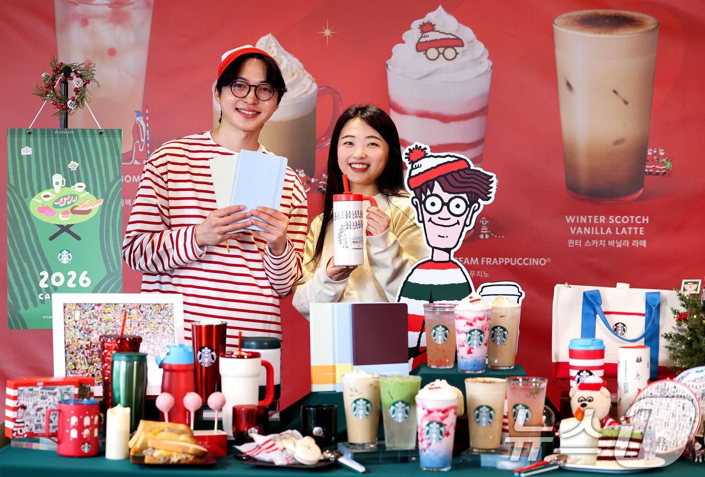 (서울=뉴스1) 이호윤 기자 = 30일 서울 용산구 스타벅스 아카데미 센터에서 모델들이 스타벅스 겨울 프로모션 음료와 제품를 소개하고 있다. 스타벅스 코리아는 '월리를 찾아라'와의 …