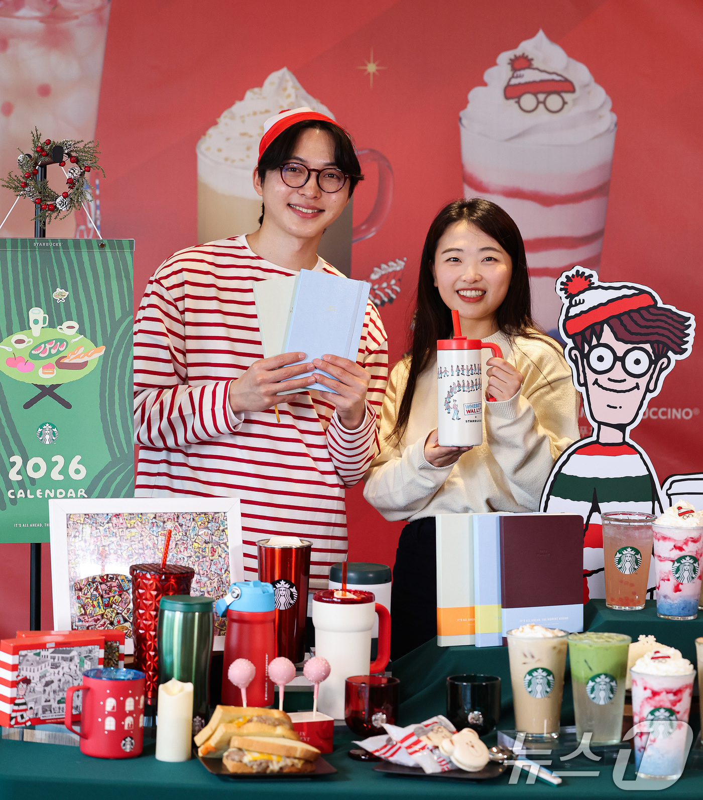 (서울=뉴스1) 이호윤 기자 = 30일 서울 용산구 스타벅스 아카데미 센터에서 모델들이 스타벅스 겨울 프로모션 음료와 제품를 소개하고 있다. 스타벅스 코리아는 '월리를 찾아라'와의 …