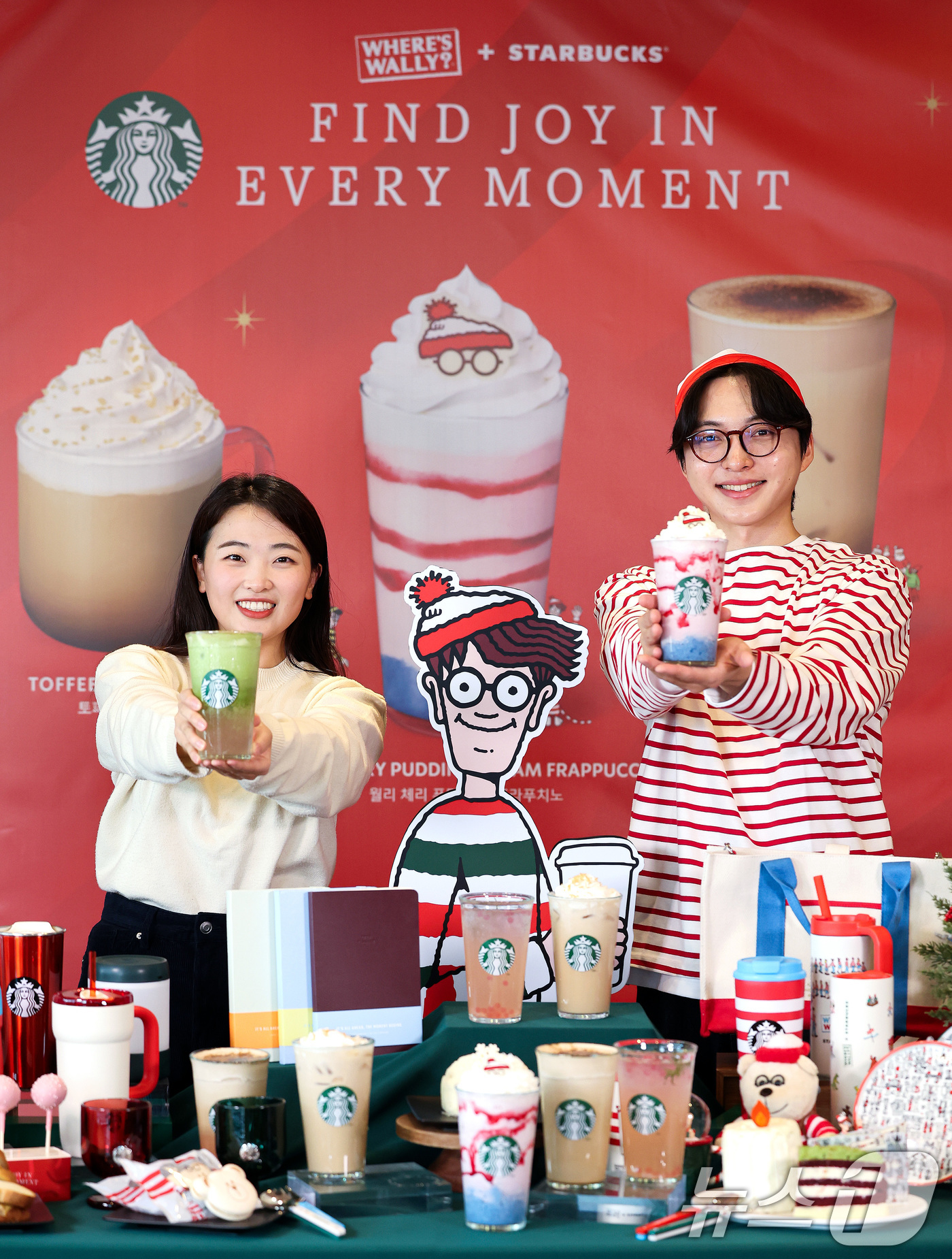 (서울=뉴스1) 이호윤 기자 = 30일 서울 용산구 스타벅스 아카데미 센터에서 모델들이 스타벅스 겨울 프로모션 음료와 제품를 소개하고 있다. 스타벅스 코리아는 '월리를 찾아라'와의 …
