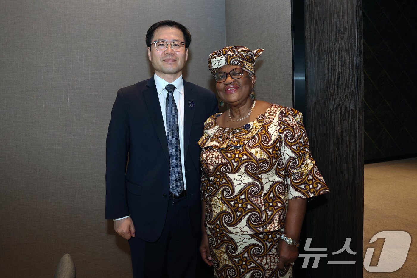 본문 이미지 - 여한구 산업통상부 통상교섭본부장이 30일 경북 경주시 소노캄에서 응고지 오콘조-이웰라 WTO 사무총장과 기념 촬영하고 있다. &#40;산업통상부 제공. 재판매 및 DB 금지&#41; 2025.10.30/뉴스1