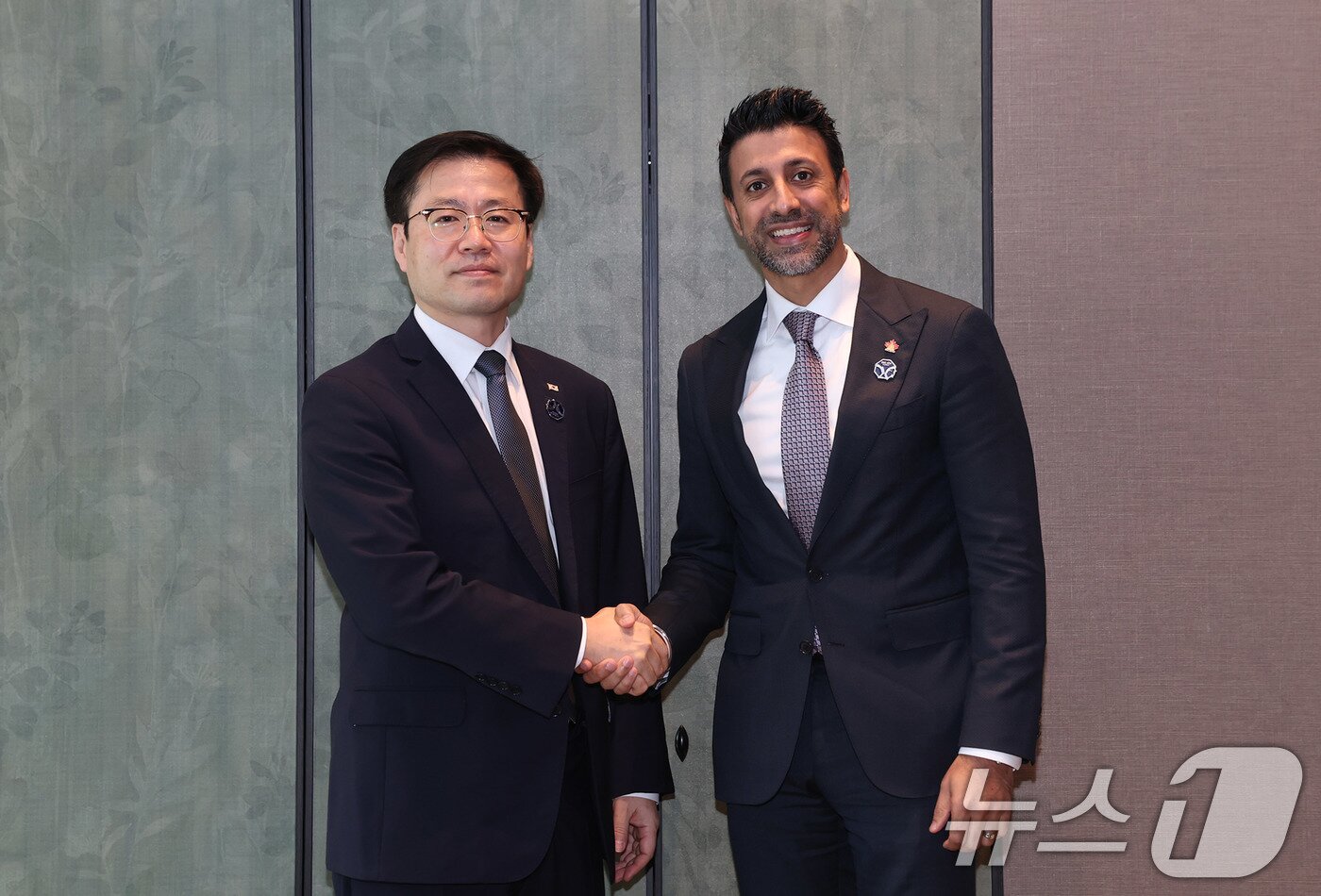 본문 이미지 - 여한구 산업통상부 통상교섭본부장이 30일 경북 경주시 소노캄에서 마닌더 시두 캐나다 국제통상부 장관과 기념 촬영을 하고 있다. &#40;산업통상부 제공. 재판매 및 DB 금지&#41; 2025.10.30/뉴스1