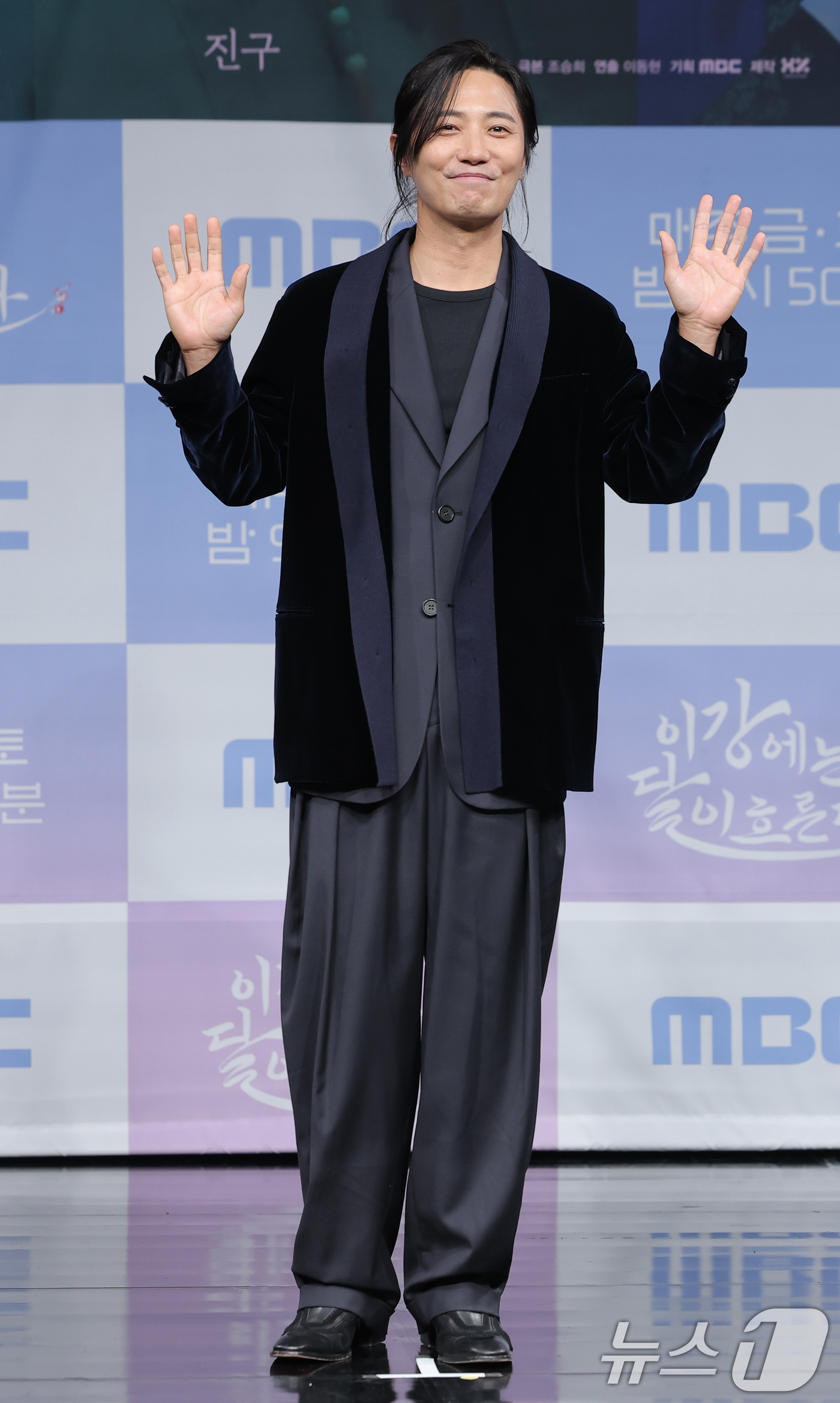 (서울=뉴스1) 권현진 기자 = 배우 진구가 30일 서울 마포구 상암동 MBC에서 열린 새 금토드라마 '이강에는 달이 흐른다'(극본 조승희/ 연출 이동현) 제작보고회에서 포즈를 취 …