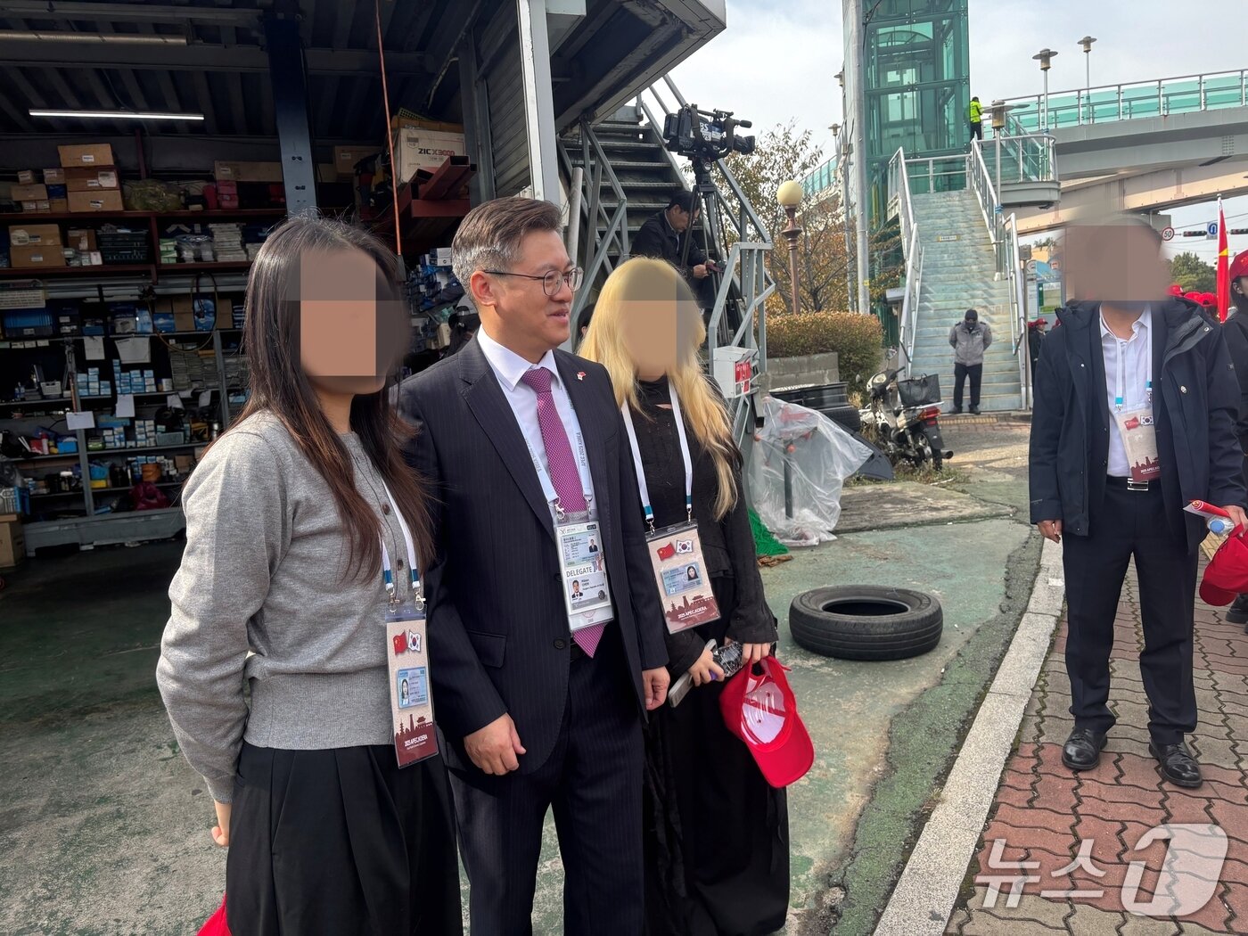 본문 이미지 - 집회 참석자들과 기념촬영하는 천르뱌오 주부산 중국총영사. 2025.10.30/뉴스1 ⓒ News1 홍윤 기자