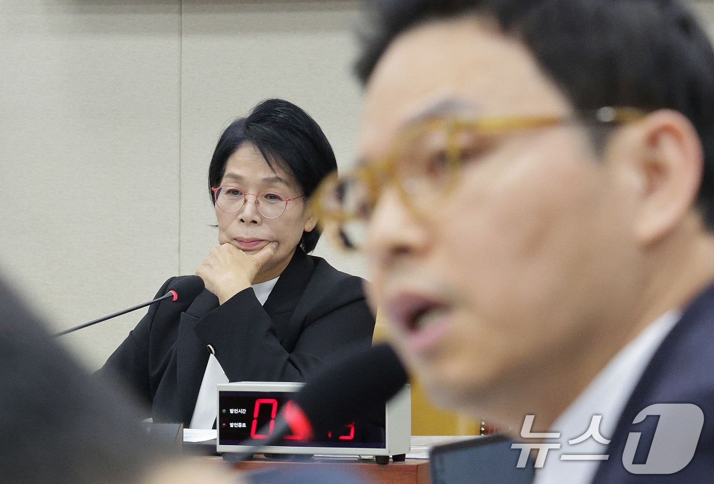 (서울=뉴스1) 신웅수 기자 = 최민희 위원장이 30일 서울 여의도 국회 과학기술정보방송통신위원회에서 열린 국정감사 종합감사에서 딸 결혼 논란 의혹을 제기하는 박정훈 국민의힘 의원 …