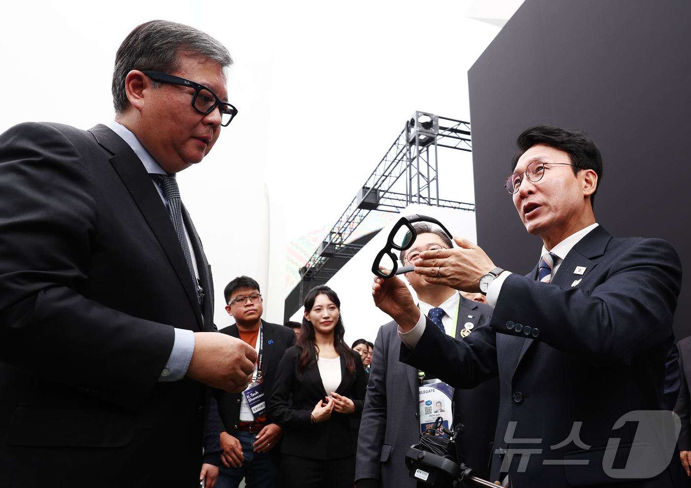 (경주=뉴스1) 김민지 기자 = 김민석 국무총리가 30일 오전 경주엑스포대공원에 마련된 2025 경주 APEC K-테크쇼케이스 전시관을 찾아 메타와 레이밴이 협업해 만든 첫 스마트 …