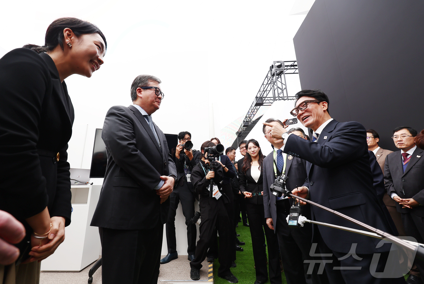 (경주=뉴스1) 김민지 기자 = 김민석 국무총리가 30일 오전 경주엑스포대공원에 마련된 2025 경주 APEC K-테크쇼케이스 전시관을 찾아 메타와 레이밴이 협업해 만든 첫 스마트 …