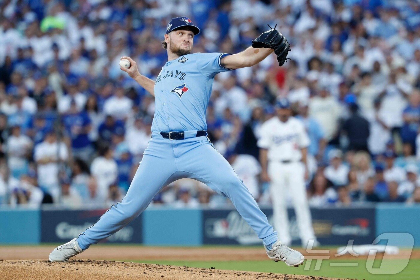 본문 이미지 - 토론토 블루제이스 투수 트레이 예새비지가 30일(한국시간) 열린 LA 다저스와 2025 메이저리그 월드시리즈 5차전에서 7이닝 12탈삼진 1실점 호투를 펼쳤다. ⓒ AFP=뉴스1