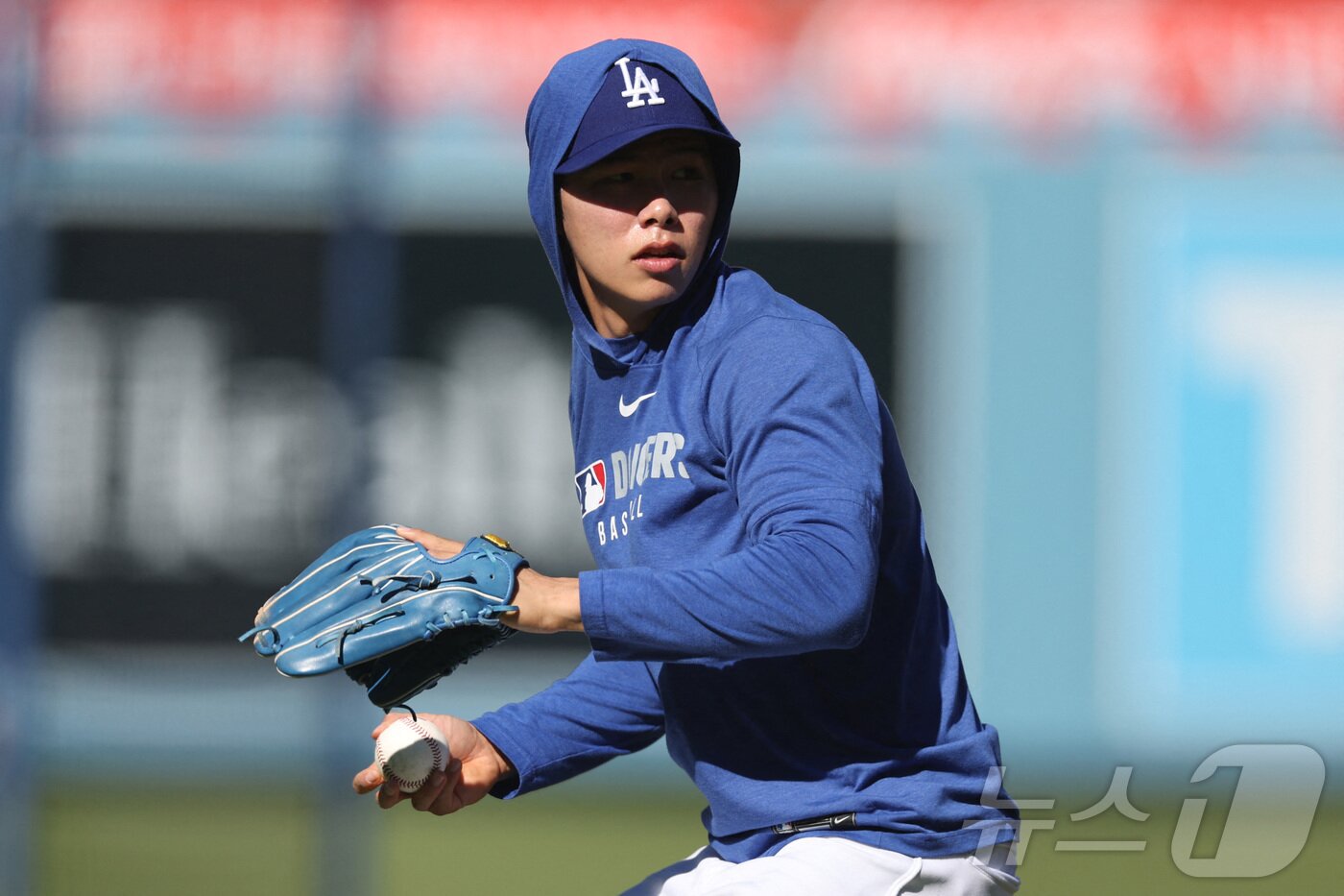 본문 이미지 - 김혜성이 30일(한국시간) 열린 LA 다저스와 토론토 블루제이스의 2025 메이저리그 월드시리즈 5차전을 앞두고 훈련을 소화했다. 그러나 이날 경기에서도 출전 기회를 얻지 못했다. ⓒ 로이터=뉴스1