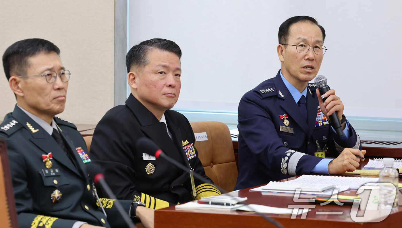 (서울=뉴스1) 신웅수 기자 = 손석락 공군참모총장이 30일 서울 여의도 국회 국방위원회에서 열린 국방부 등에 대한 국정감사 종합감사에서 의원 질의에 답변하고 있다. 2025.10 …