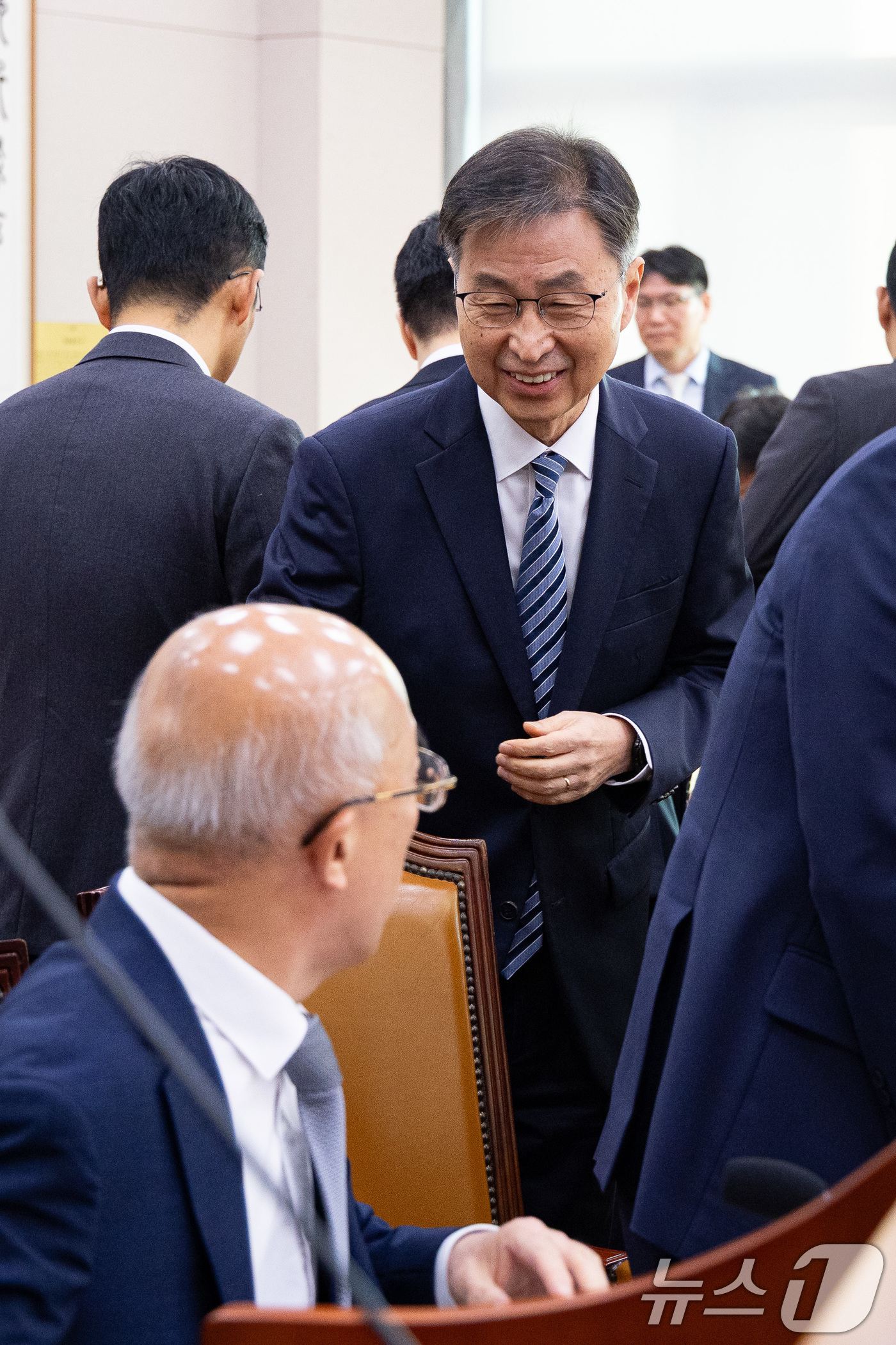 (서울=뉴스1) 유승관 기자 = 최재해 감사원장이 30일 서울 여의도 국회에서 열린 법제사법위원회의 법무부 등에 대한 국정감사에 출석해 조원철 법제처장과 인사하고 있다. 2025. …