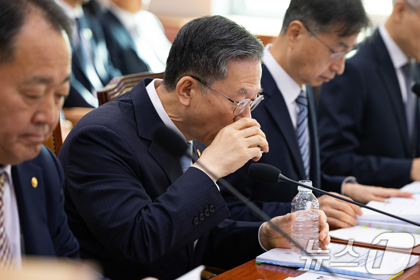 (서울=뉴스1) 유승관 기자 = 정성호 법무부 장관이 30일 서울 여의도 국회에서 열린 법제사법위원회의 법무부 등에 대한 국정감사에 출석해 물을 마시고 있다. 2025.10.30/ …