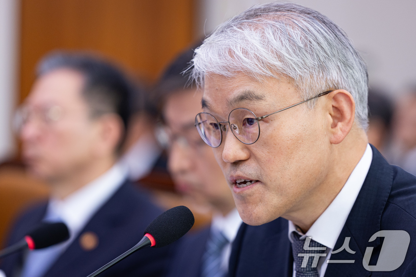 (서울=뉴스1) 유승관 기자 = 천대엽 법원행정처장이 30일 서울 여의도 국회에서 열린 법제사법위원회의 법무부 등에 대한 국정감사에서 의원 질의에 답하고 있다. 2025.10.30 …
