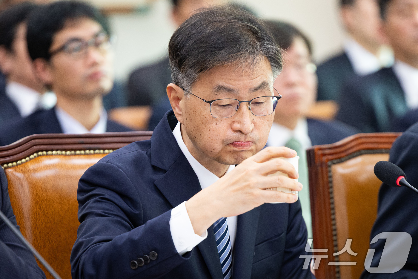 (서울=뉴스1) 유승관 기자 = 최재해 감사원장이 30일 서울 여의도 국회에서 열린 법제사법위원회의 법무부 등에 대한 국정감사에 출석해 물을 마시고 있다. 2025.10.30/뉴스 …
