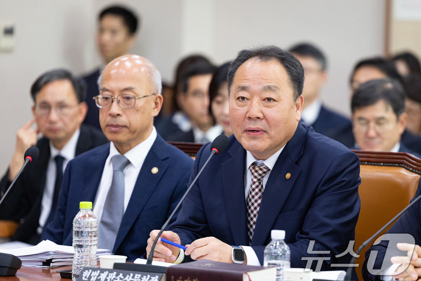 (서울=뉴스1) 유승관 기자 = 손인혁 헌법재판소 사무처장이 30일 서울 여의도 국회에서 열린 법제사법위원회의 법무부 등에 대한 국정감사에서 의원 질의에 답하고 있다. 2025.1 …