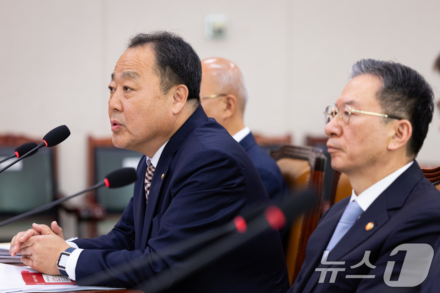 (서울=뉴스1) 유승관 기자 = 손인혁 헌법재판소 사무처장이 30일 서울 여의도 국회에서 열린 법제사법위원회의 법무부 등에 대한 국정감사에서 의원 질의에 답하고 있다. 2025.1 …