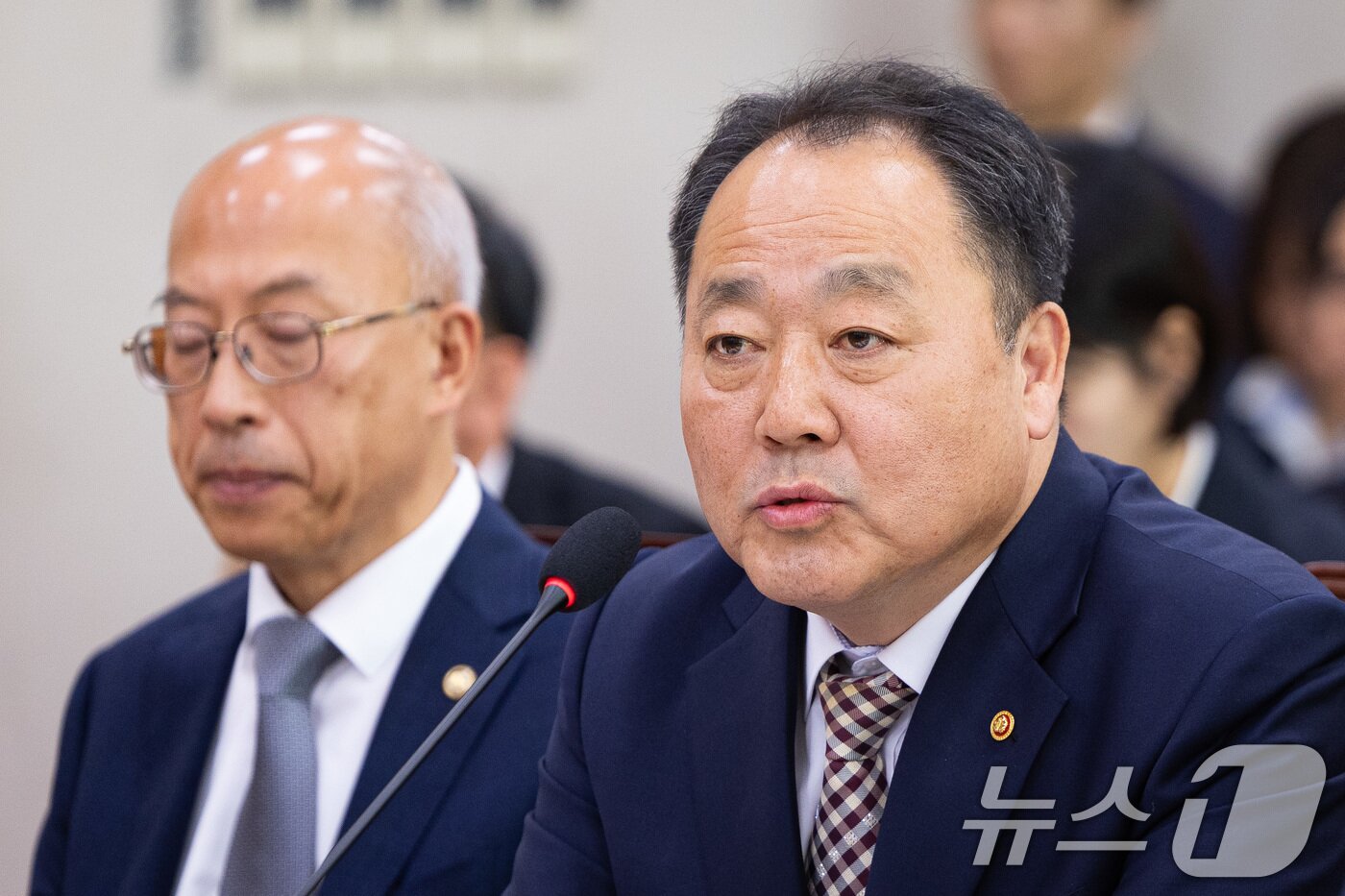 본문 이미지 - 손인혁 헌법재판소 사무처장이 30일 서울 여의도 국회에서 열린 법제사법위원회의 법무부 등에 대한 국정감사에서 의원 질의에 답하고 있다. 2025.10.30/뉴스1 ⓒ News1 유승관 기자