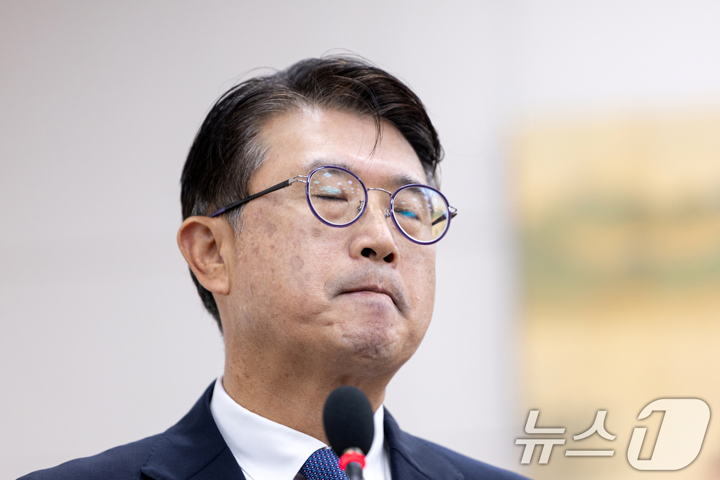 (서울=뉴스1) 이승배 기자 = 장상윤 전 대통령실 사회수석비서관이 30일 서울 여의도 국회에서 열린 교육위원회 교육부 등에 대한 국정감사에 증인으로 출석해 의원 질의를 듣고 있다 …