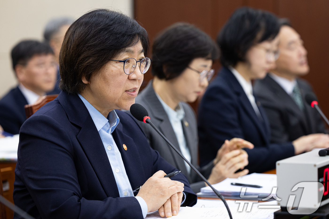 (서울=뉴스1) 유승관 기자 = 정은경 보건복지부 장관이 30일 서울 여의도 국회에서 열린 보건복지위원회의 보건복지부 등에 대한 국정감사에서 의원 질의에 답하고 있다. 2025.1 …