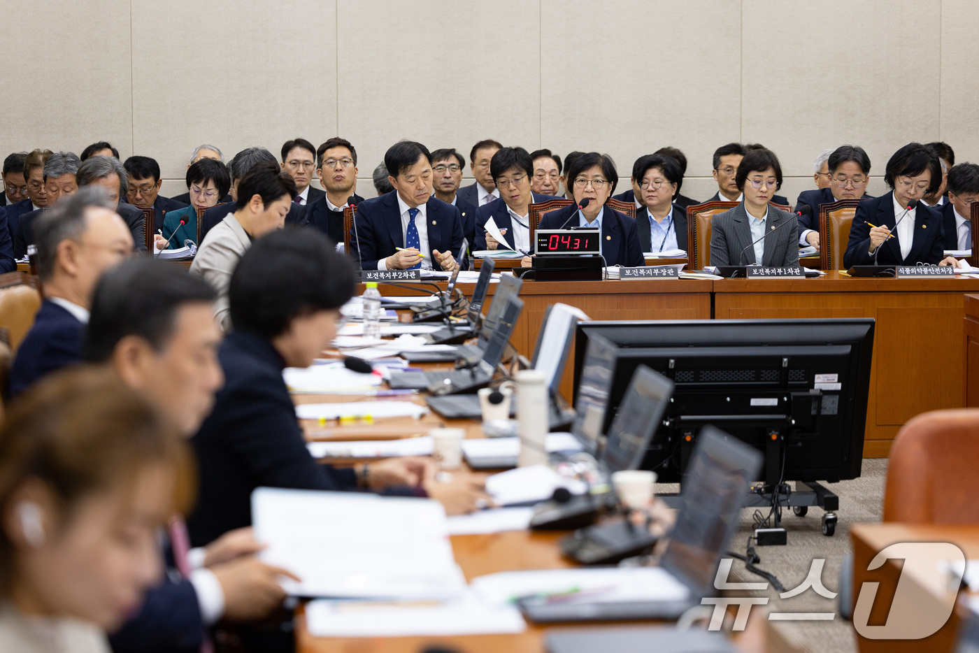 (서울=뉴스1) 유승관 기자 = 정은경 보건복지부 장관이 30일 서울 여의도 국회에서 열린 보건복지위원회의 보건복지부 등에 대한 국정감사에서 의원 질의에 답하고 있다. 2025.1 …