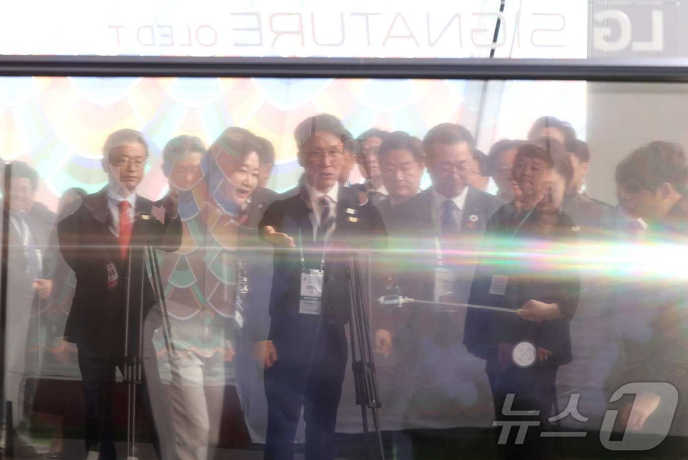 (경주=뉴스1)  김민지 기자 = 김민석 국무총리가 30일 경북 경주엑스포공원에 마련된 K-테크 쇼케이스에서 LG전자의 투명 올레드 TV에 대한 설명을 듣고 있다. (공동취재) 2 …