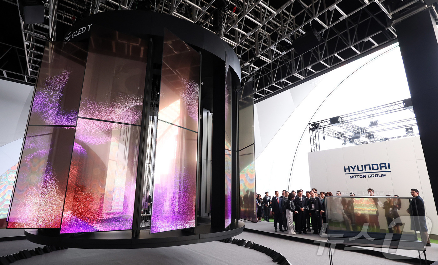 (경주=뉴스1)  김민지 기자 = 김민석 국무총리가 30일 경북 경주엑스포공원에 마련된 K-테크 쇼케이스에서 LG전자의 투명 올레드 TV에 대한 설명을 듣고 있다. (공동취재) 2 …