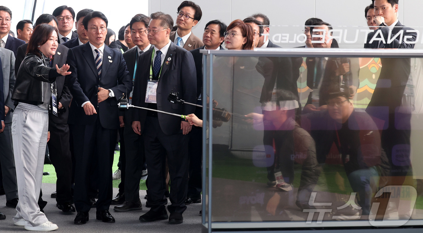 (경주=뉴스1)  김민지 기자 = 김민석 국무총리가 30일 경북 경주엑스포공원에 마련된 K-테크 쇼케이스에서 LG전자의 투명 올레드 TV에 대한 설명을 듣고 있다. (공동취재) 2 …