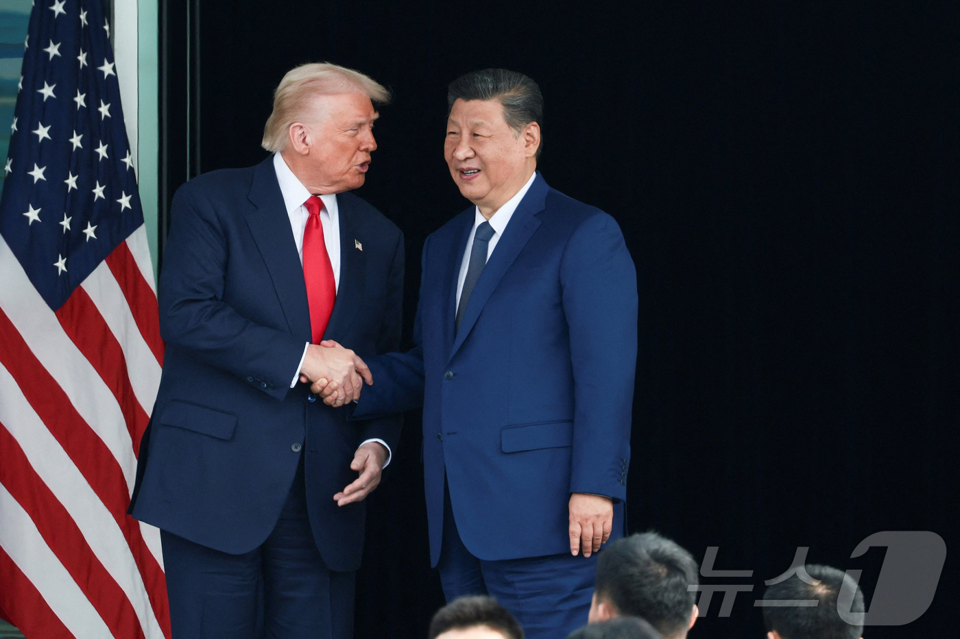 (로이터=뉴스1) 박지혜 기자 = 도널드 트럼프 미국 대통령(왼쪽)과 시진핑 중국 국가주석이 30일 부산 김해국제공항 옆 김해공군기지에서 정상회담을 마친 뒤 악수를 나누고 있다. …