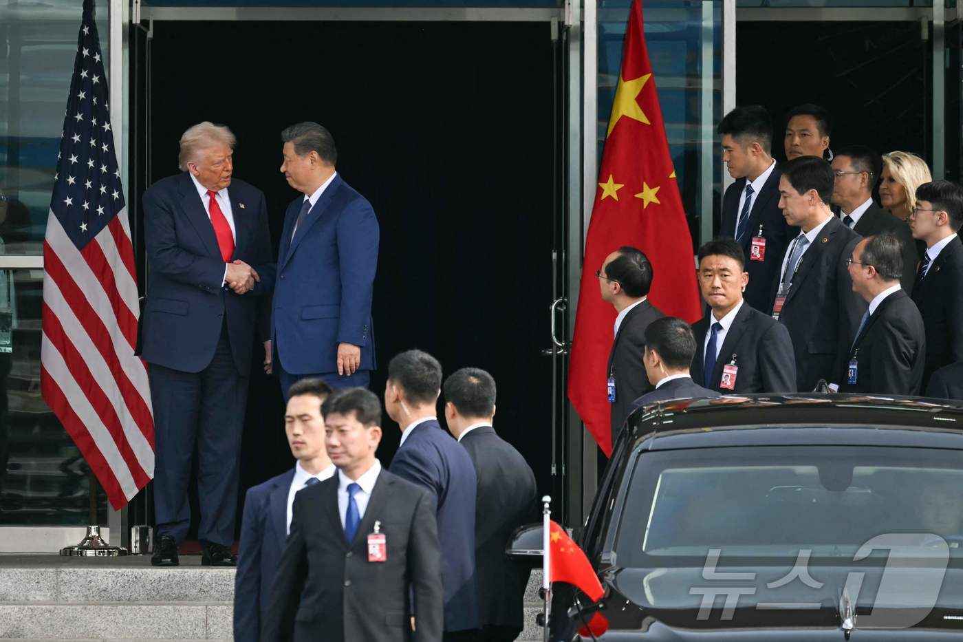 본문 이미지 - 도널드 트럼프 미국 대통령&#40;왼쪽&#41;과 시진핑 중국 국가주석이 30일 부산 김해국제공항 옆 김해공군기지에서 정상회담을 마친 뒤 악수를 나누고 있다. 2025.10.30/뉴스1 ⓒ AFP=뉴스1 ⓒ News1 박지혜 기자