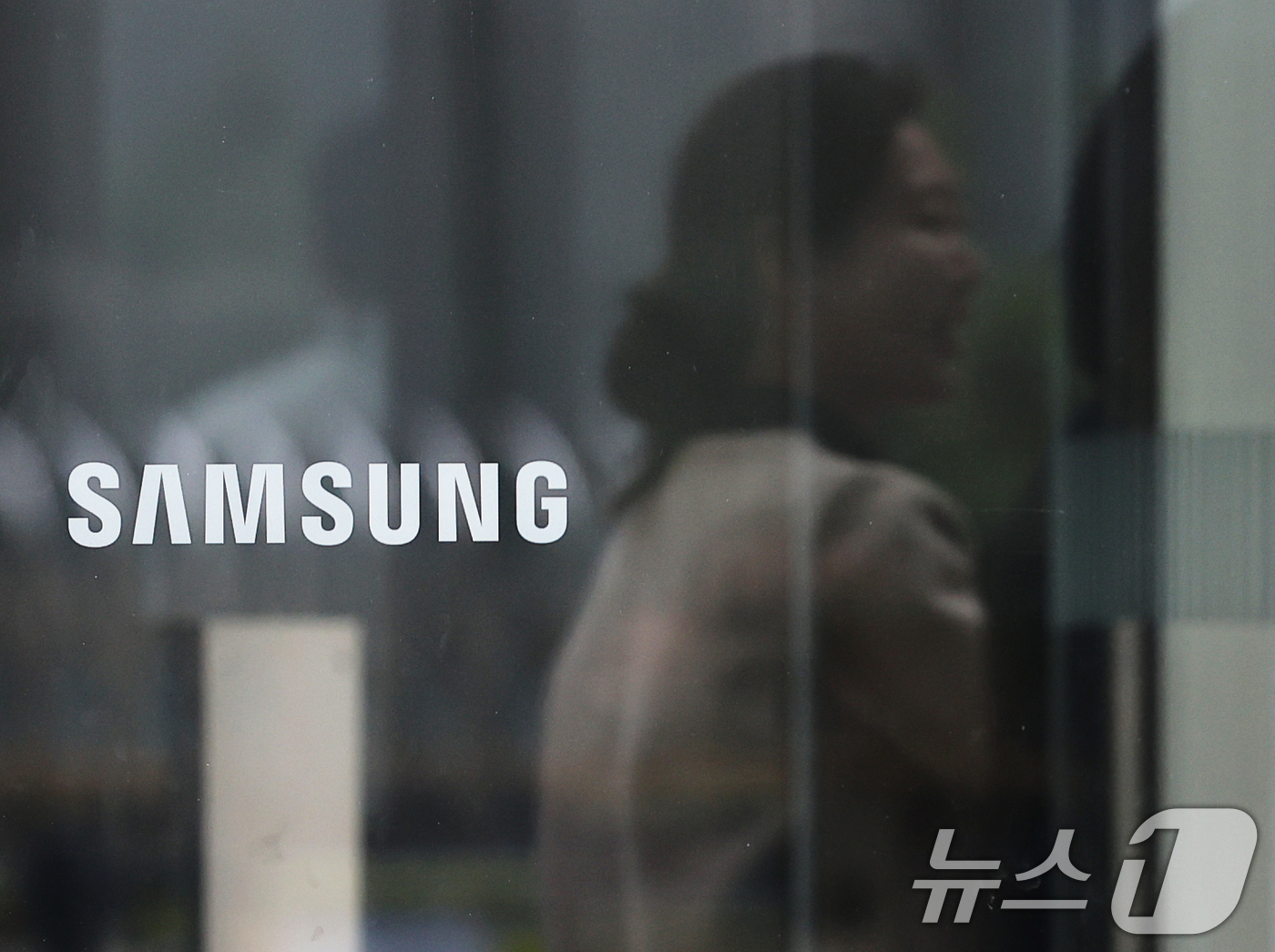 (서울=뉴스1) 오대일 기자 = 삼성전자가 역대 최대 분기 매출과 함께 12조2000억원의 영업이익을 기록했다. 삼성전자는 올해 3분기 연결기준 매출 86조617억원, 영업이익 1 …