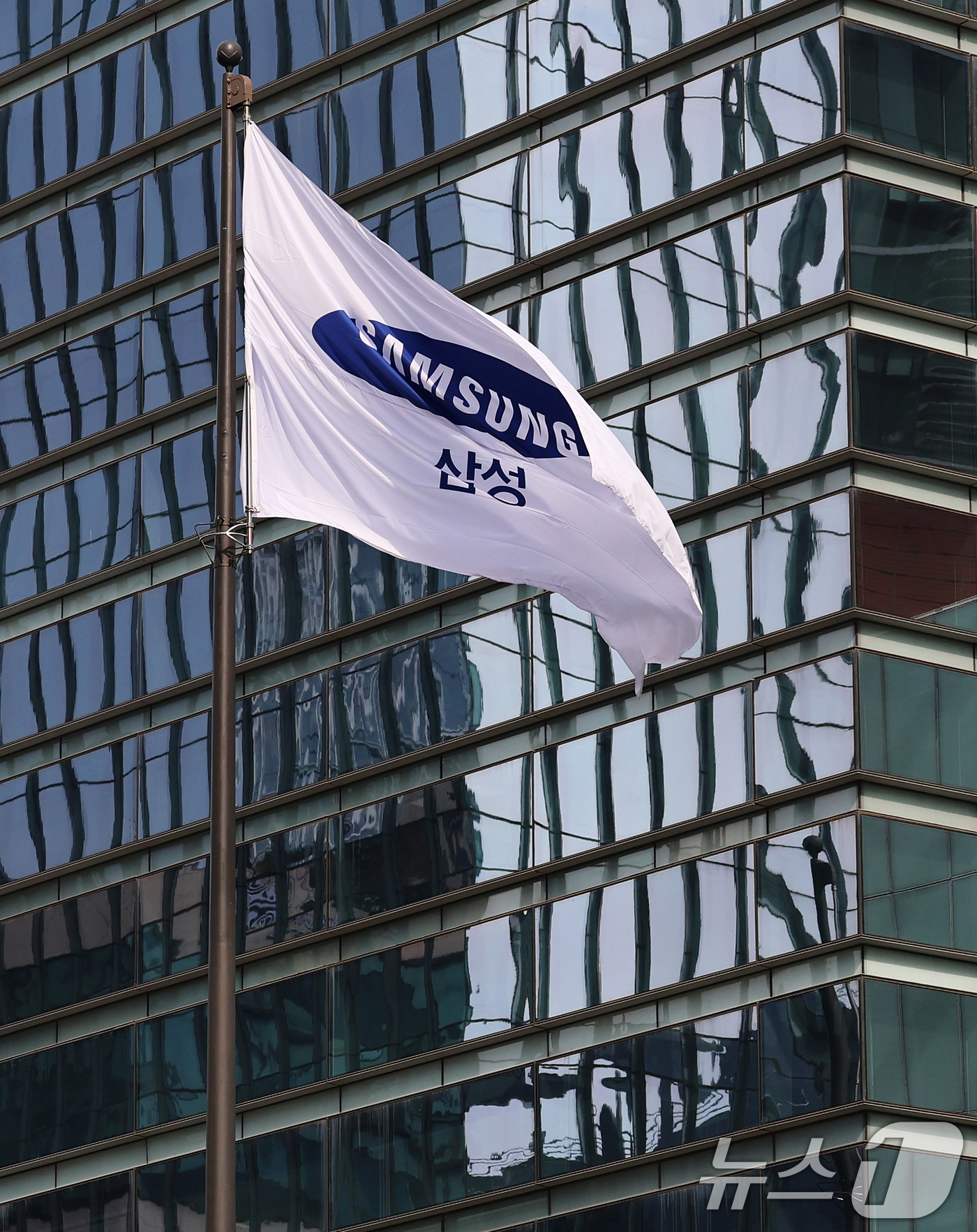 (서울=뉴스1) 오대일 기자 = 삼성전자가 역대 최대 분기 매출과 함께 12조2000억원의 영업이익을 기록했다. 삼성전자는 올해 3분기 연결기준 매출 86조617억원, 영업이익 1 …