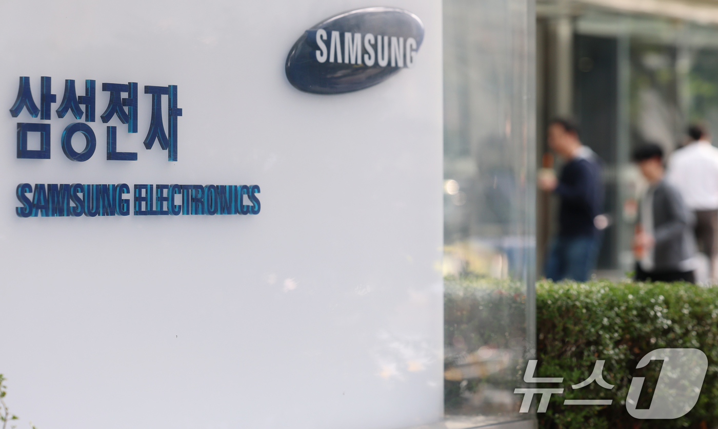 (서울=뉴스1) 오대일 기자 = 삼성전자가 역대 최대 분기 매출과 함께 12조2000억원의 영업이익을 기록했다. 삼성전자는 올해 3분기 연결기준 매출 86조617억원, 영업이익 1 …