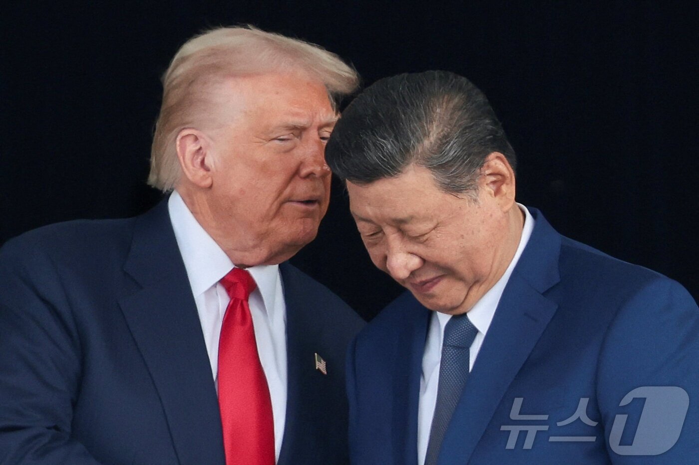 본문 이미지 - 도널드 트럼프 미국 대통령&#40;왼쪽&#41;과 시진핑 중국 국가주석이 30일 부산 김해국제공항 옆 김해공군기지에서 정상회담을 마친 뒤 대화를 나누고 있다. 2025.10.30/뉴스1 ⓒ 로이터=뉴스1 ⓒ News1 박지혜 기자
