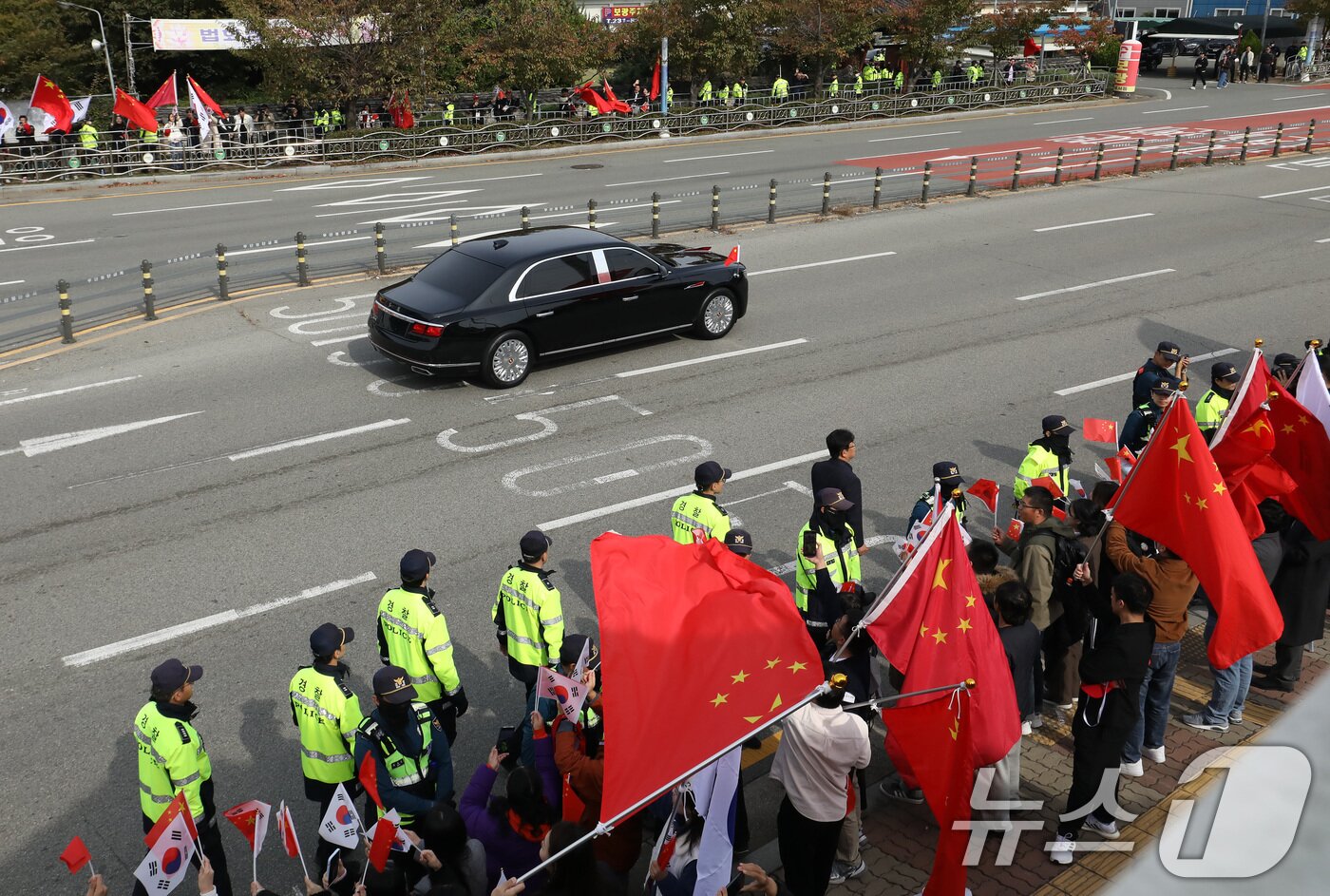 본문 이미지 - 시진핑 중국 국가주석이 탑승한 훙치 N701이 30일 부산 강서구 김해국제공항에서 미중 정상회담을 마치고 아시아태평양경제협력체&#40;APEC&#41; 정상회의에 참석하기 위해 경북 경주로 이동하고 있다. 2025.10.30/뉴스1 ⓒ News1 윤일지 기자
