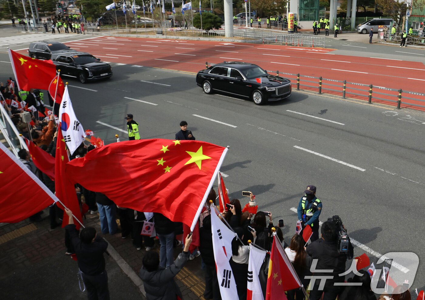 본문 이미지 - 시진핑 중국 국가주석이 탑승한 훙치 N701이 30일 부산 강서구 김해국제공항에서 미중 정상회담을 마치고 아시아태평양경제협력체(APEC) 정상회의에 참석하기 위해 경북 경주로 이동하고 있다. 2025.10.30/뉴스1 ⓒ News1 윤일지 기자