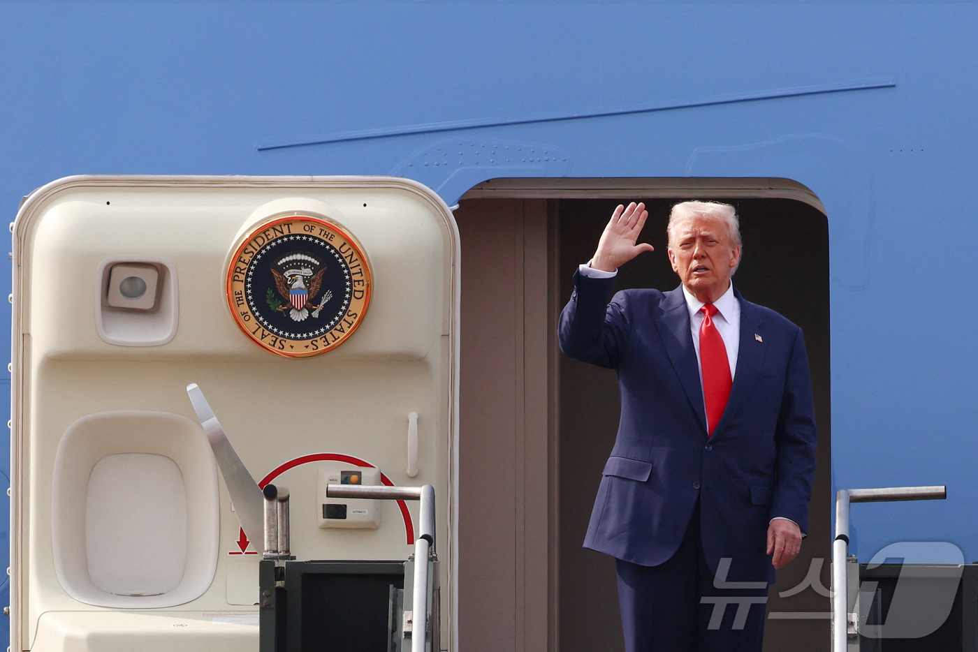 (로이터=뉴스1) 박지혜 기자 = 도널드 트럼프 미국 대통령이 30일 부산 김해국제공항에서 에어포스원에 탑승해 인사를 하고 있다. 2025.10.30/뉴스1ⓒ 로이터=뉴스1