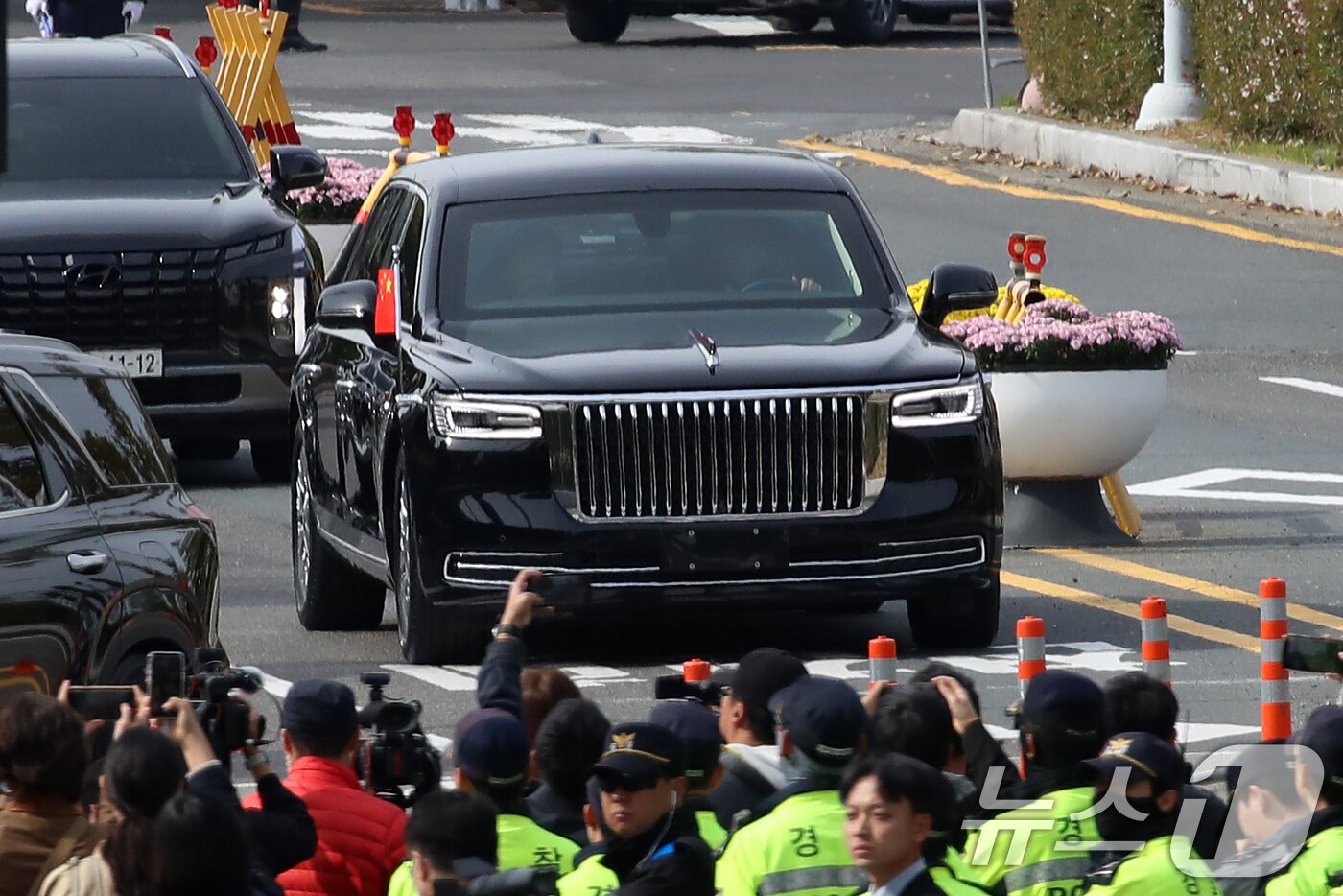 본문 이미지 - 시진핑 중국 국가주석이 탑승한 훙치 N701차량이 30일 부산 강서구 김해국제공항에서 미중 정상회담을 마치고 아시아태평양경제협력체&#40;APEC&#41; 정상회의에 참석하기 위해 경북 경주로 이동하고 있다. 2025.10.30/뉴스1 ⓒ News1 윤일지 기자