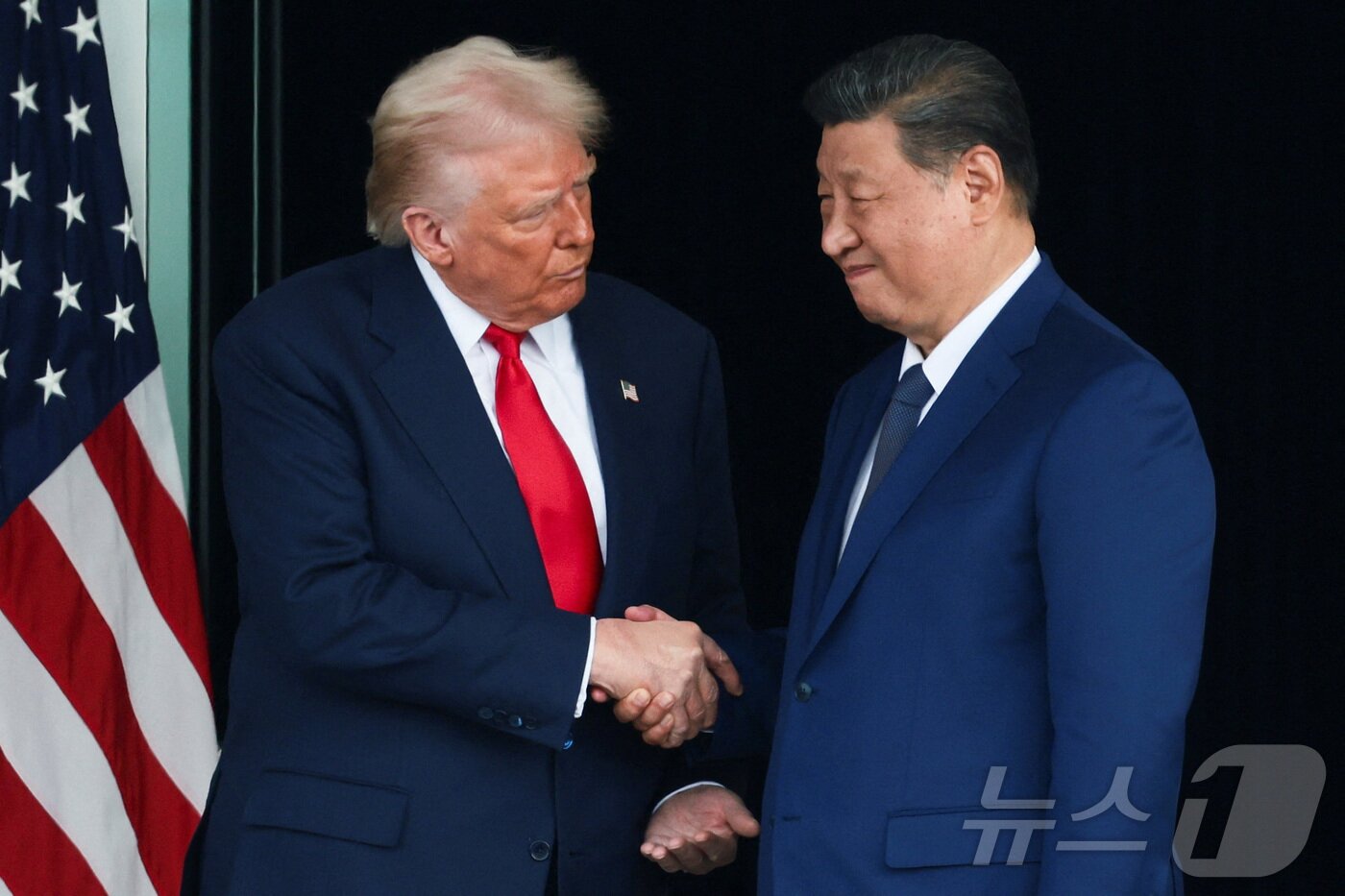 본문 이미지 - 도널드 트럼프 미국 대통령(왼쪽)과 시진핑 중국 국가주석이 30일 부산 김해국제공항 옆 김해공군기지에서 정상회담을 마친 뒤 악수를 나누고 있다. 2025.10.30/뉴스1 ⓒ 로이터=뉴스1 ⓒ News1 박지혜 기자