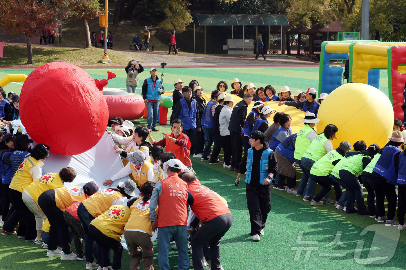 (광주=뉴스1) 박지현 기자 = 30일 광주 북구 문흥동 문화근린공원에서 열린 2025 자원봉사자 명랑운동회에서 봉사단체, 캠프지기 등 봉사자들이 단체 체육 활동을 하며 친목을 다 …