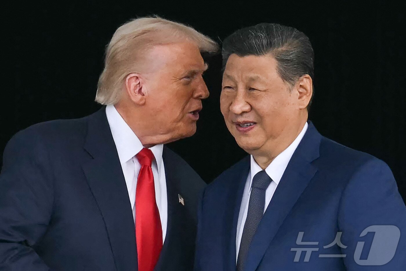 본문 이미지 - 도널드 트럼프 미국 대통령&#40;왼쪽&#41;과 시진핑 중국 국가주석이 10월 30일 부산 김해국제공항 옆 김해공군기지에서 정상회담을 마친 뒤 대화를 나누고 있다. 2025.10.30/뉴스1 ⓒ AFP=뉴스1 ⓒ News1 박지혜 기자