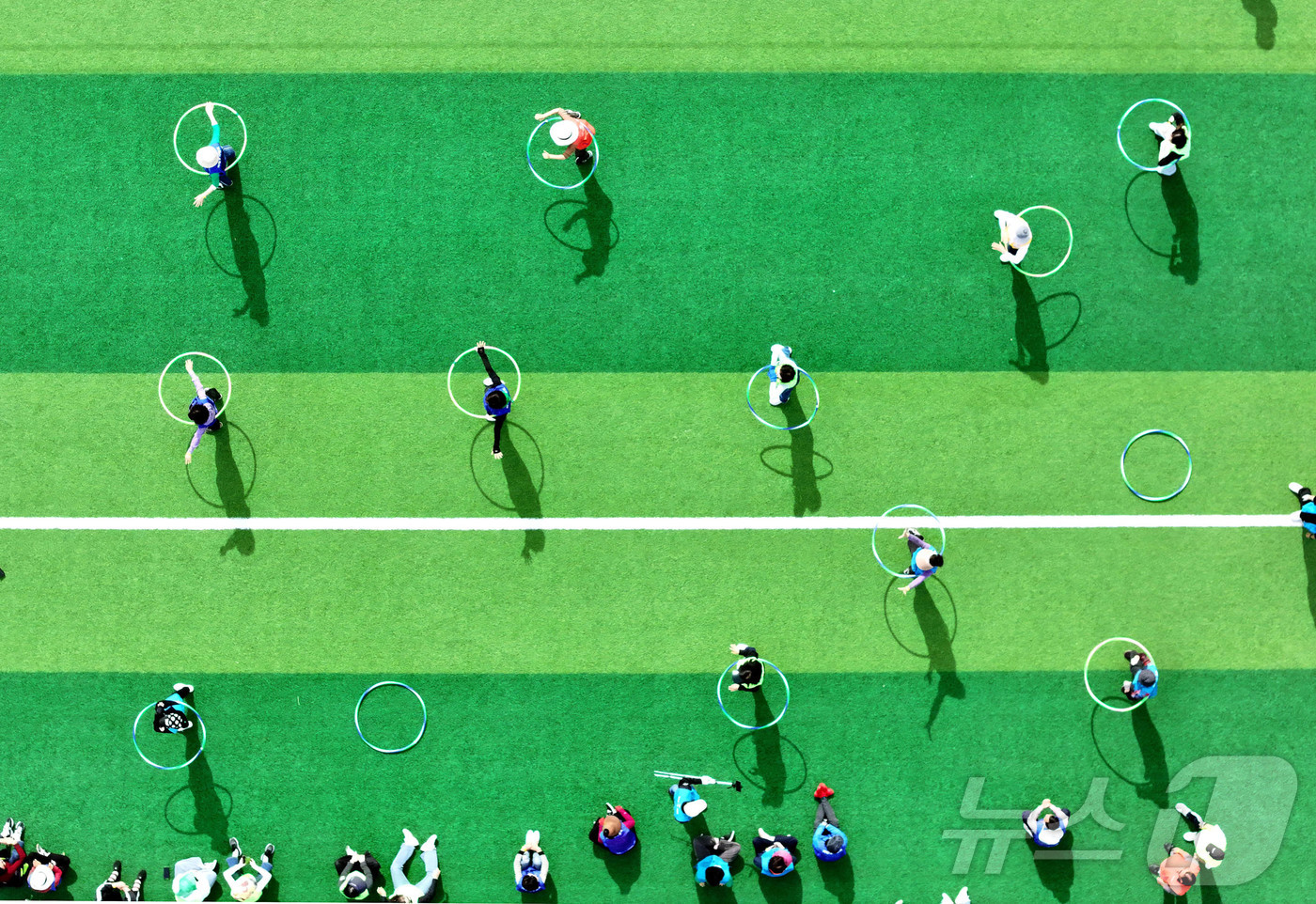 (광주=뉴스1) 박지현 기자 = 30일 광주 북구 문흥동 문화근린공원에서 열린 2025 자원봉사자 명랑운동회에서 봉사단체, 캠프지기 등 봉사자들이 단체 체육 활동을 하며 친목을 다 …