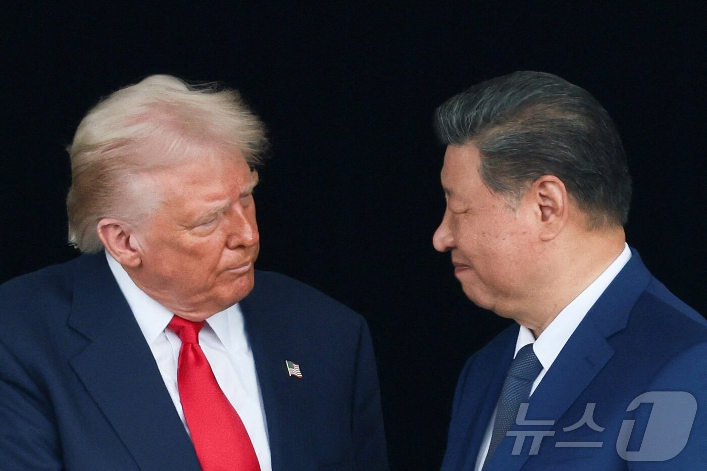 본문 이미지 - 도널드 트럼프 미국 대통령과 시진핑 중국 국가주석이 30일 부산 김해공항에서 만나 회담하기 전 악수를 나누며 서로를 응시하고 있다. 2025.10.30 ⓒ 로이터=뉴스1 ⓒ News1 강민경 기자