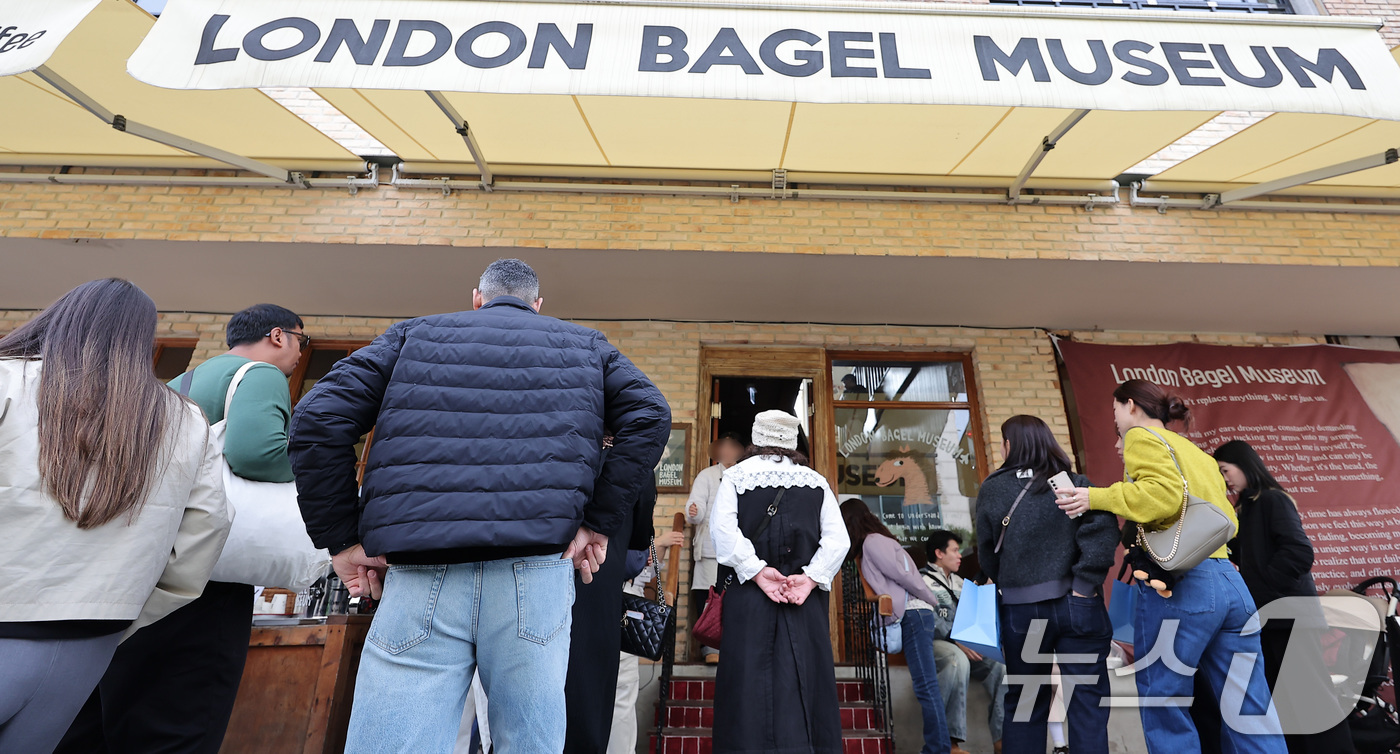 (서울=뉴스1) 김성진 기자 = 유명 베이커리 브랜드 '런던베이글뮤지엄'에서 일하던 20대 직원이 주 80시간에 가까운 근무 끝에 숨졌다는 의혹이 제기돼 고용노동부가 기획감독에 나 …