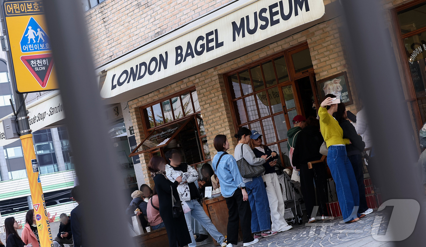 (서울=뉴스1) 김성진 기자 = 유명 베이커리 브랜드 '런던베이글뮤지엄'에서 일하던 20대 직원이 주 80시간에 가까운 근무 끝에 숨졌다는 의혹이 제기돼 고용노동부가 기획감독에 나 …