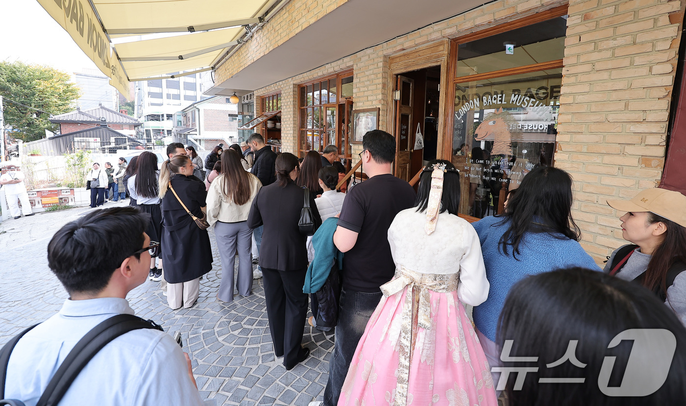 (서울=뉴스1) 김성진 기자 = 유명 베이커리 브랜드 '런던베이글뮤지엄'에서 일하던 20대 직원이 주 80시간에 가까운 근무 끝에 숨졌다는 의혹이 제기돼 고용노동부가 기획감독에 나 …
