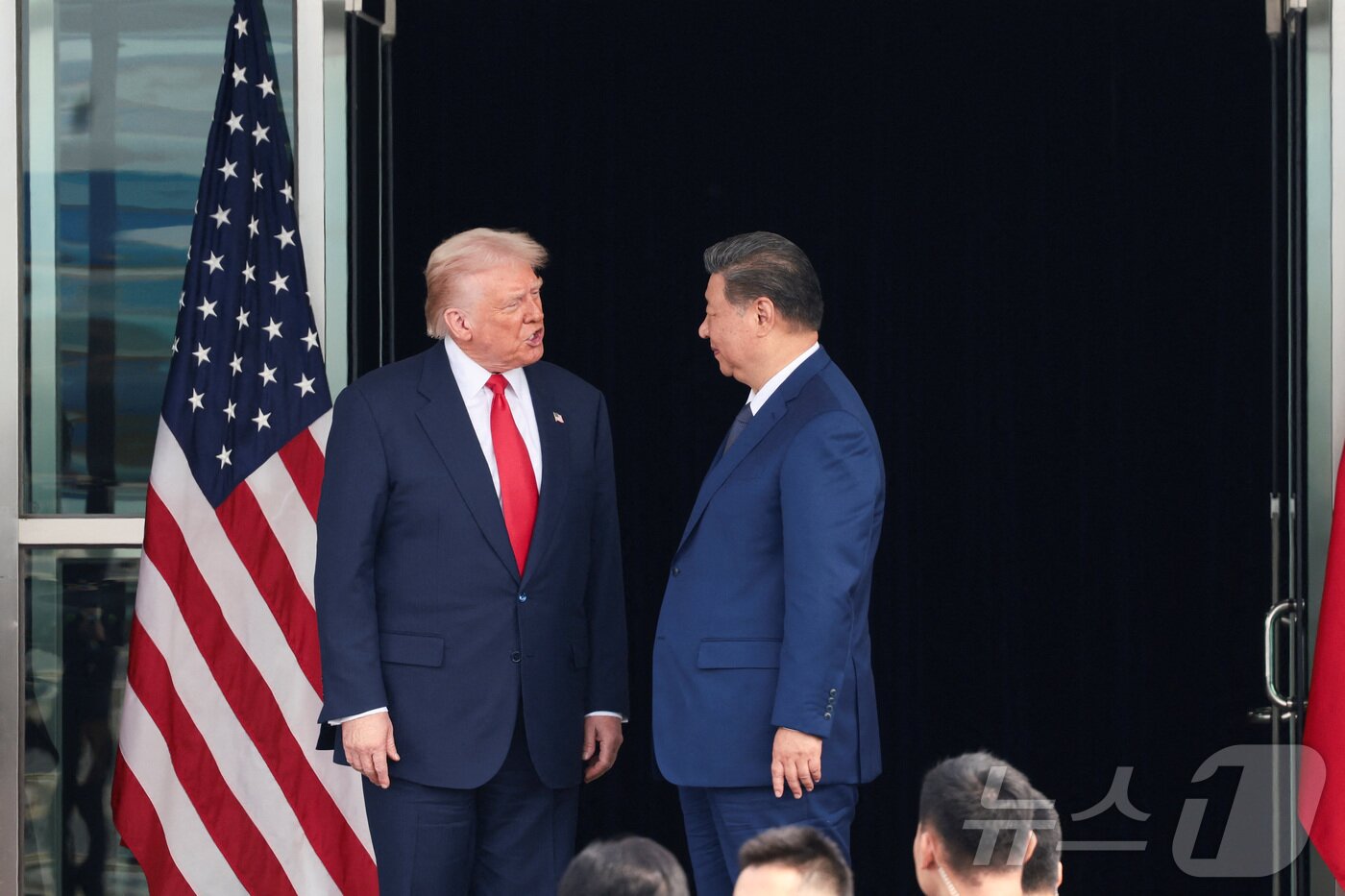 본문 이미지 - 2025년 10월 30일 부산 김해공항 나래마루에서 약 1시간 40분 동안 회담한 도널드 트럼프 미국 대통령과 시진핑 중국 국가주석이 회담장을 떠나기 전 이야기를 나누고 있다. 2025.10.30 ⓒ 로이터=뉴스1 ⓒ News1 최종일 선임기자